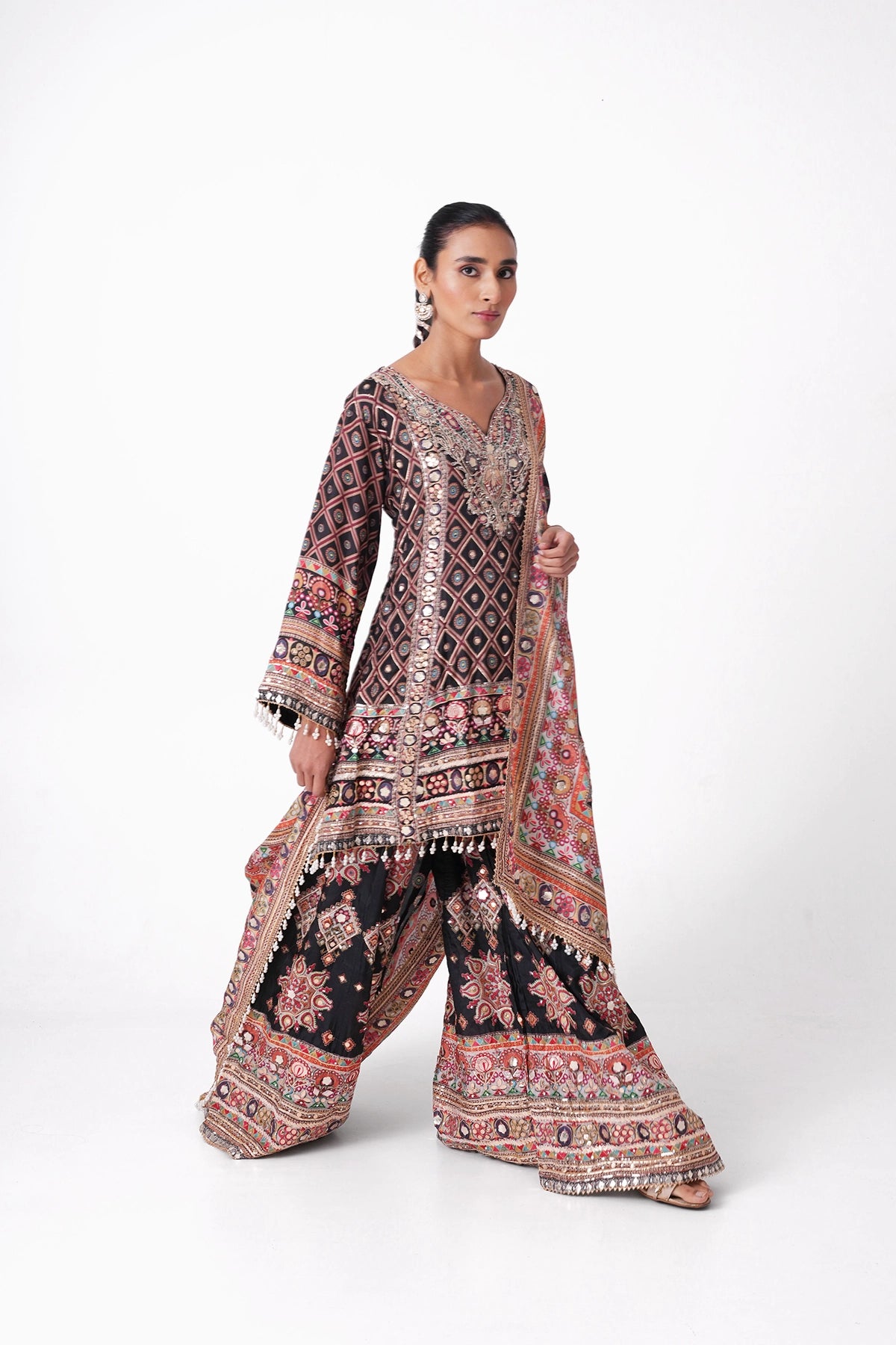 Black And White Multicoloured Printed Salvar Kameez Set In Crepe