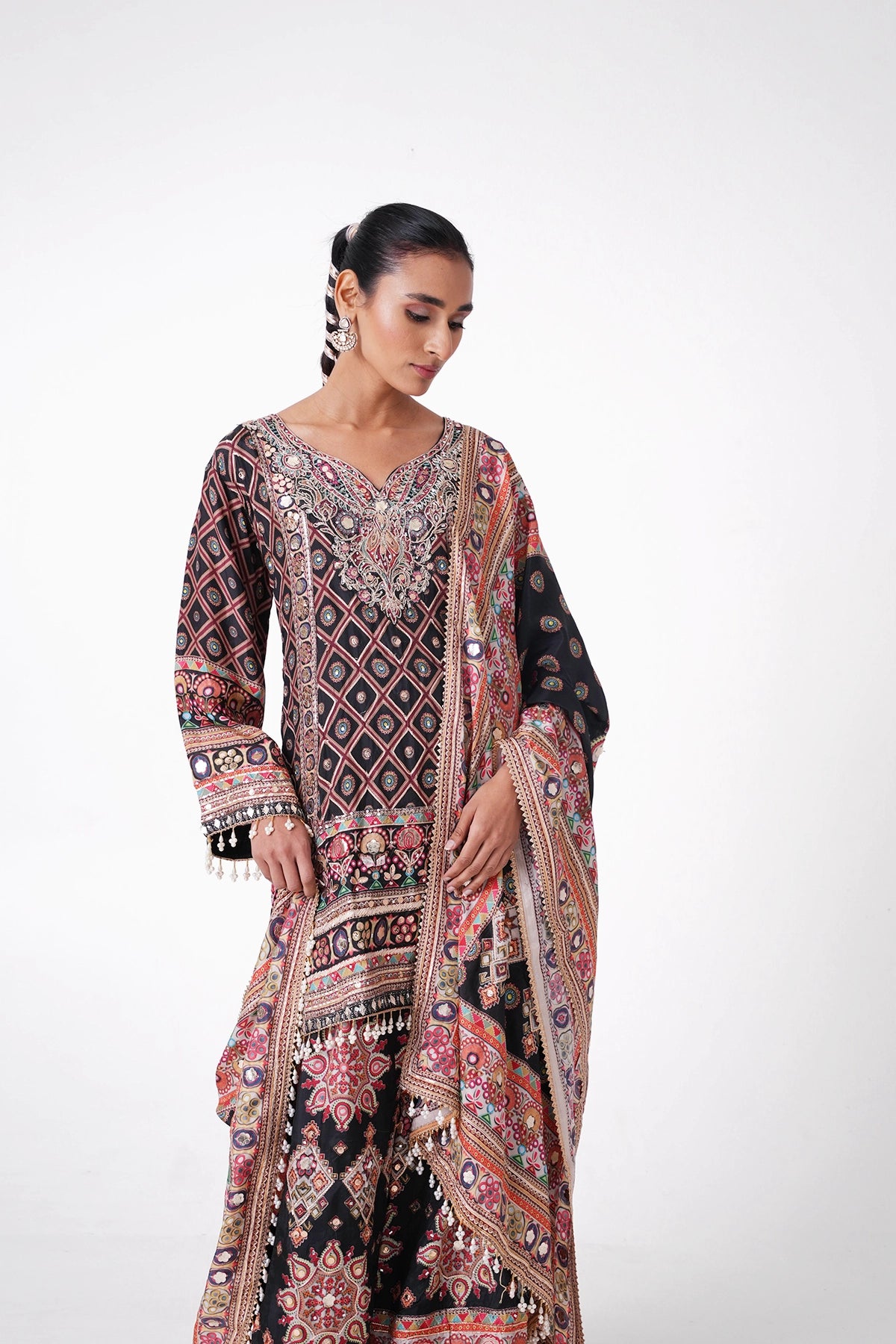 Black And White Multicoloured Printed Salvar Kameez Set In Crepe