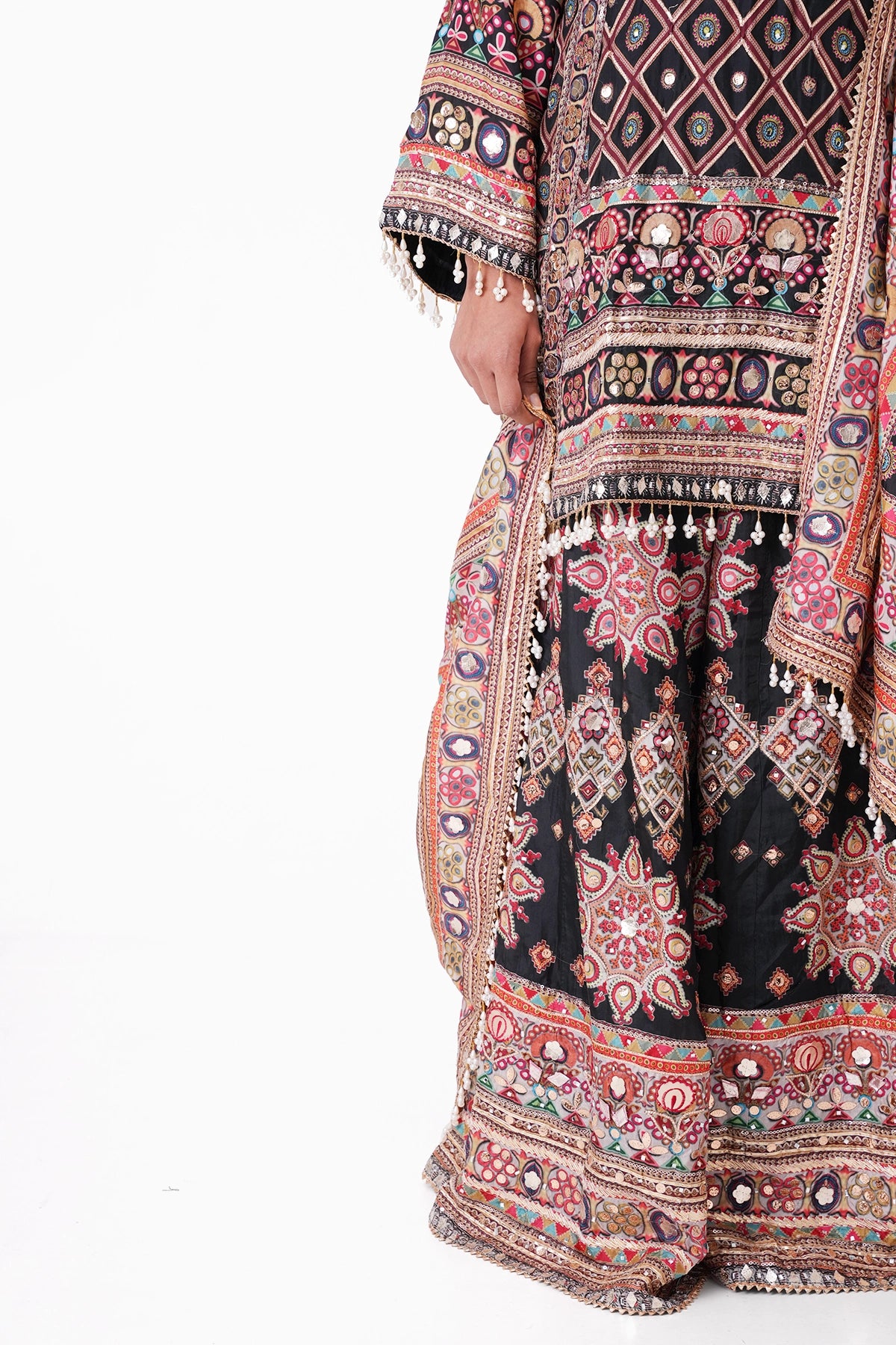 Black And White Multicoloured Printed Salvar Kameez Set In Crepe