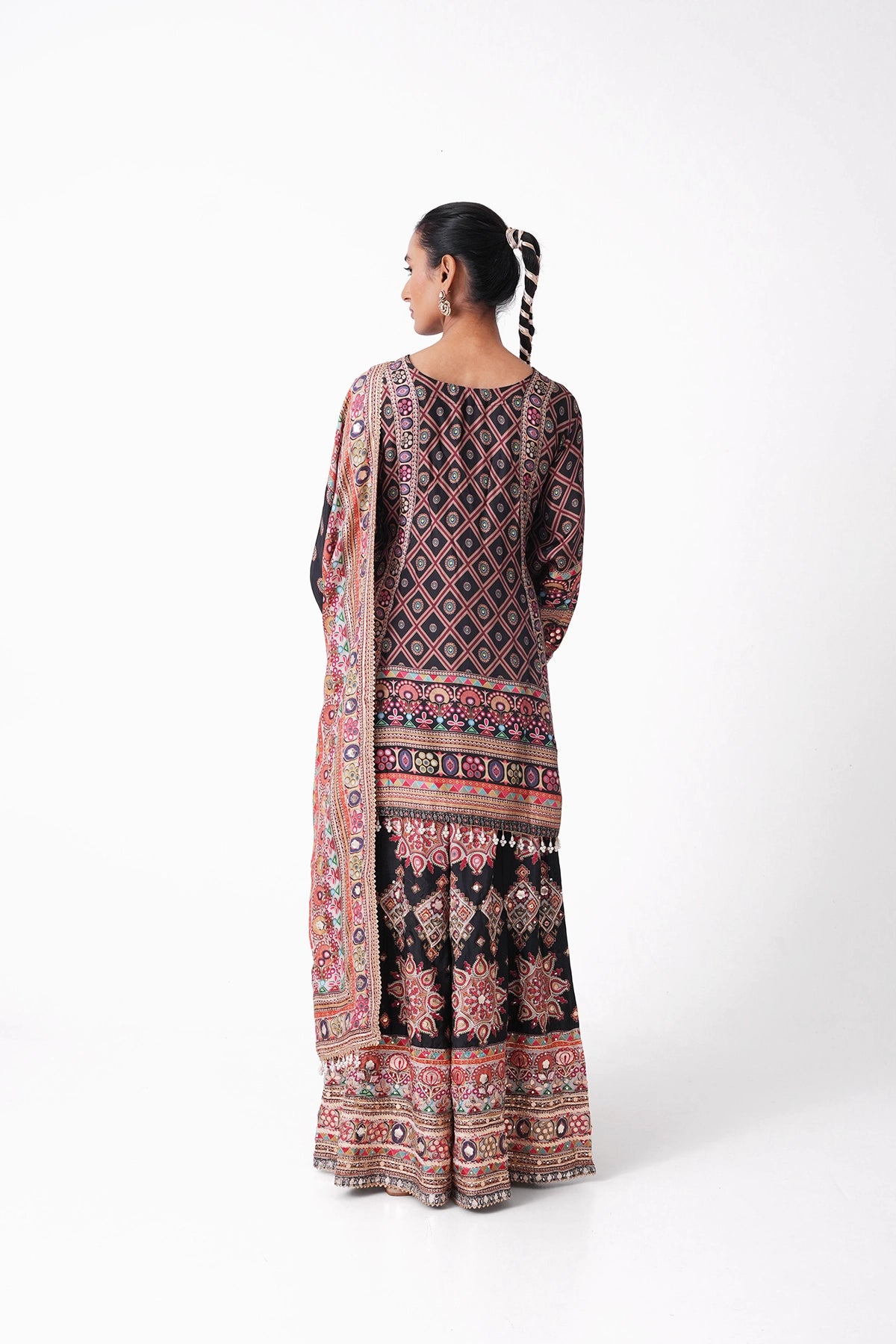 Black And White Multicoloured Printed Salvar Kameez Set In Crepe